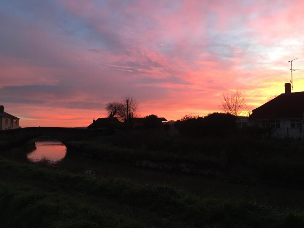 Delightful Cottage On The River Adur Close To Brighton & The Downs No Dogs Sorry Upper Beeding Экстерьер фото
